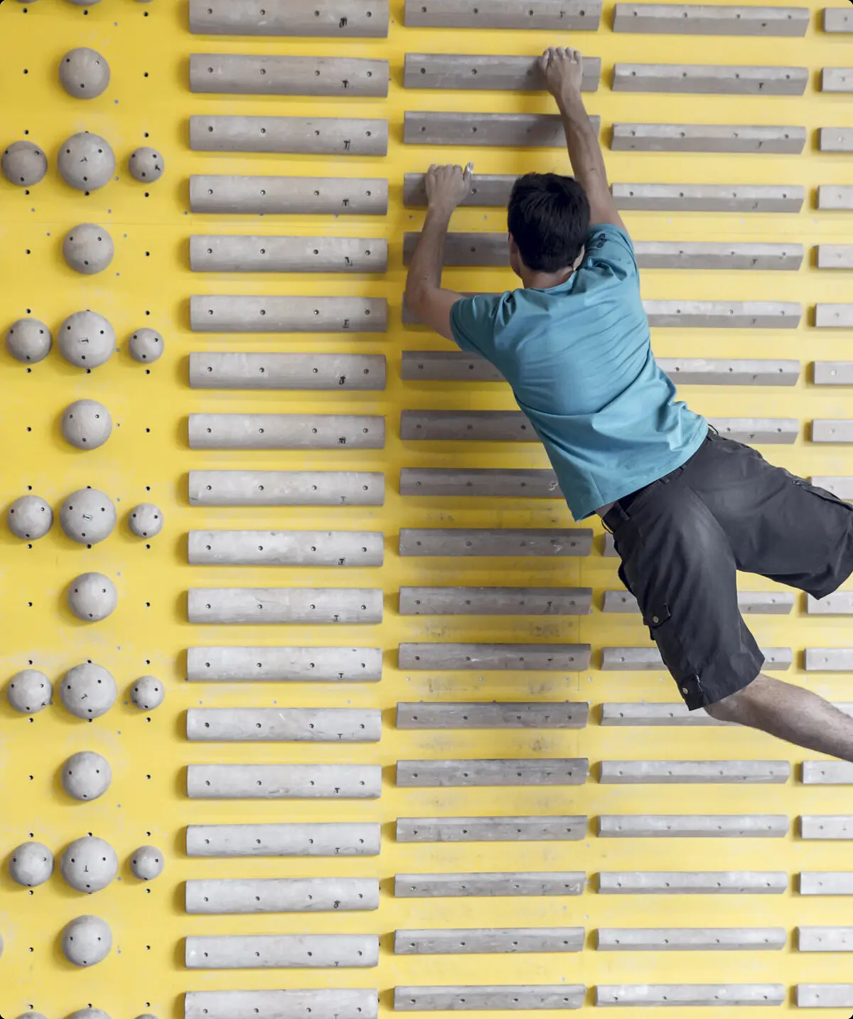 Ein Mann beim Training am Campusboard. | © DAV/ Hansi Heckmair