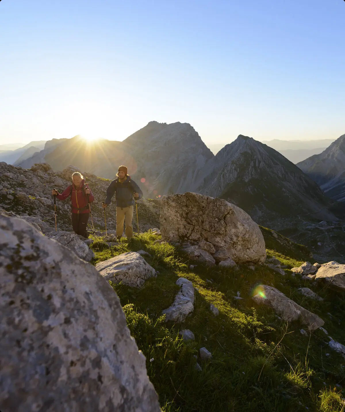 Panoramaaufname von Berggipfeln mit zwei Wanderern | © DAV/Wolfgang Ehn